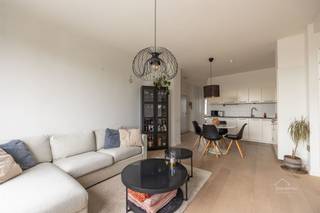 <p><span>Gezellig appartement met 2 slaapkamers en een zonnig terras in Antwerpen!</span></p><p><span>Ideaal gelegen in de Tentoonstellingswijk met het bruisende Zuid, groene parken, hippe horecazaken en alle praktische voorzieningen binnen handbereik alsook een vlotte verbinding met diverse invalswegen. </span></p><p><span> </span></p><p><span>Dit instapklaar appartement van </span><span>79m²</span><span> (cfr. EPC) is gelegen op de </span><span>8ste verdieping</span><span> van een goed onderhouden gebouw en is bereikbaar via de </span><span>trap of lift</span><span>.</span></p><p><span>Bij het betreden van de inkomhal komen we direct binnen in de </span><span>gezellige leef- en eetruimte</span><span> dewelke geniet van </span><span>veel lichtinval</span><span> dankzij de grote raampartijen. De </span><span>open keuken</span><span> is </span><span>volledig geïnstalleerd</span><span> en is voorzien van een spoelbak, inductieplaat, dampkap, vaatwasser, oven en een koelkast met diepvries.</span></p><p><span> </span></p><p><span>Er zijn</span><span> 2 volwaardige slaapkamers</span><span> aanwezig: de eerste is gelegen naast de leefruimte en de tweede is achteraan gelegen en biedt toegang tot het gezellig </span><span>zuidgerichte terras</span><span>.</span></p><p><span>De </span><span>badkamer</span><span> is voorzien van een ligbad en een wastafel. Hiernaast is er ook een</span><span> apart toilet</span><span> aanwezig.</span></p><p><span>Tenslotte is er een </span><span>ruime berging</span><span> dewelke perfect is ingericht als </span><span>wasplaats</span><span> met </span><span>aansluitingen voor wasmachine en droogkast</span><span>.</span></p><p><span> </span></p><p><span>Troeven:</span></p><ul><li><span>EPC C</span></li><li><span>Lift aanwezig</span></li><li><span>2 slaapkamers</span></li><li><span>Zuidgerichte terras</span></li><li><span>Ruime berging</span></li><li><span>CV op gas</span></li></ul><p><span> </span></p><p><span>Vrijblijvend advies met gratis schatting van uw eigendom? Neem gerust contact met ons op! </span></p><p><span> </span></p><p><span>Jessica Wojcik</span></p><p><span><span>Jessica@homeforyou.be</span></span></p><p><span>+32 488 24 97 20</span></p><p><span>7/7 bereikbaar</span></p><p><span> </span></p>