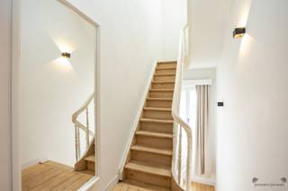 <p><span>Instapklare woning met vernieuwde designkeuken, 4 slaapkamers en garage in hartje Brasschaat</span></p><p><span>Ontdek deze stijlvolle en perfect onderhouden rijwoning in hartje Brasschaat. Een ideale gezinswoning die modern wooncomfort combineert met gezellige charme. Gelegen op een toplocatie net voor het bruisende centrum van Brasschaat, op wandelafstand van winkels, scholen en het park.</span></p><p><span>Indeling</span><span><br />Bij binnenkomst verwelkomt de inkomhal u met toegang tot de ruime kelder en de trap naar de bovenverdiepingen.<br />De lichtrijke leefruimte strekt zich uit over de volledige gelijkvloerse verdieping en biedt een aangename indeling met een sfeervol salon aan de voorzijde en een eetruimte met zicht op de tuin.</span></p><p><span>Centraal bevindt zich de </span><span>recent vernieuwde, open leefkeuken</span><span>, het absolute hart van de woning. Deze moderne keuken is uitgerust met hoogwaardige toestellen, een stijlvol kookeiland en een gezellige ontbijthoek waar het heerlijk vertoeven is. De grote raampartijen zorgen voor een overvloed aan natuurlijk licht en geven rechtstreeks toegang tot de </span><span>gezellige stadstuin</span><span> met doorgang naar de </span><span>garagebox</span><span>.</span></p><p><span>Daarnaast zijn er op het gelijkvloers een gastentoilet met handenwasser en een praktische was- en technische ruimte aanwezig.</span></p><p><span>Op de </span><span>eerste verdieping</span><span> bevindt zich een ruime master bedroom en een moderne badkamer met inloopdouche en toilet.<br />De </span><span>tweede verdieping</span><span> telt drie extra slaapkamers (9 m², 10 m² en 11 m²), ideaal voor kinderen, gasten of een thuiskantoor.<br />Een handige zolderruimte biedt bijkomende opbergmogelijkheden.</span></p><p><span>Troeven</span></p><ul><li><span>Vernieuwde, volledig uitgeruste leefkeuken met kookeiland</span></li><li><span>Instapklare, hedendaagse afwerking</span></li><li><span>4 volwaardige slaapkamers</span></li><li><span>Zonnige stadstuin met toegang tot garagebox</span></li><li><span>Kelder en zolder aanwezig</span></li><li><span>Centrale ligging nabij winkels, scholen en openbaar vervoer</span></li><li><span>Gunstig EPC mede door recente vernieuwing daken</span></li></ul><p><span>Een woning waar gezelligheid, functionaliteit en modern comfort perfect samenkomen.</span></p><p><span>Wilt u deze charmante woning zelf ervaren?</span><span><br />Plan vandaag nog uw bezoek en laat u verrassen door de warme sfeer en het wooncomfort van deze parel in Brasschaat.</span></p><p><span> </span></p>