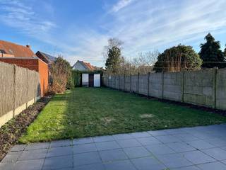 Handelswoonst in centrum Kuurne op 440m² met diverse mogelijkheden.<br /><br />Dit pand bestaat vandaag uit twee delen. Een handelsgelijkvloers met woongelegenheid en<br />apart verhuurd appartement.<br /><br />Handelsruimte:<br /><br />Grote vitrine met goeie visibiliteit, aparte inkom met langs voor het winkelgedeelte. Apart is er een grote ruimte waar momenteel enkele pashokken staan, mogelijkheid om uitbreiding winkelgedeelte.<br />Achter de winkel is er een gelijkvloerse ‘leefruimte’ met apart keuken. Ook is er op het gelijkvloers een apart toilet en badkamer. Verder is er nog een bureau en trap naar het verdiep waar er 2 slaapkamers zijn.<br />Aanpalend is er hier een ruime en vooral private tuin.<br /><br />Verhuurd appartement:<br /><br />Aparte inkom met vestiaire. Boven is er een grote leefruimte met voldoende zonlicht en parket. Verder is er aan aparte keuken met schuifraam naar het groot terras. Op het dak verdiep zijn 2 slaapkamers en een kleine dressing/bureau.<br /><br />PLUSPUNTEN:<br />+ Grote tuin in centrum Kuurne<br />+ Kangoeroewoning of dergelijke mogelijk<br />+ opvallende locatie