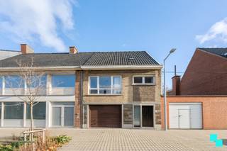 Ontdek deze charmante en te moderniseren burgerwoning, gelegen op een ware toplocatie. Deze woning is namelijk gelegen pal aan de recent ontwijde...