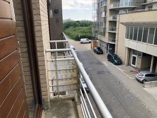 Appartement direct bij zee in gekende residentiële Duinenwijk van Oostende. Ook direct bij Duinenroute , historische James Ensorkerk , stand en Duinen<br /><br />Het appartement in deze recente residentie Etoile De Mer heeft lateraal Duinenzicht en is in perfecte staat. Het bestaat uit living met keuken , terras, nachthall met slaaphoek, 2 slaapkamers , badkamer en apart toilet.