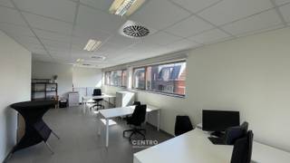 <span><span><span><strong><u>Volledig vernieuwd, klassevol ingericht en voorzien van gemeenschappelijke faciliteiten. U kunt als huurder per direct aan de slag.</u></strong><br /><br /><strong><u>ALL-IN PRIJS:</u></strong><br />- Inclusief nutsvoorzieningen (stadswater, elektriciteit, verwarming)<br />- Inclusief onroerende voorheffing<br />- Inclusief gebruik van alle gemeenschappelijke ruimten (sanitair, kitchenette, ...)<br /><br /><strong><u>AFWERKING:</u></strong><br />Bevloering met keramische tegels - grote glaspartijen (veel lichtinval) - verlaagd plafond met ingewerkte AIRCO-modules en TL-lampen - aluminium schrijnwerk met dubbele beglazing.<br /><br /><strong><u>Algemeen</u>:</strong><br />Zeer degelijke afwerking! Smaakvol ingericht, PLUG &PLAY!<br /><br /><strong><u>NUTSVOORZIENINGEN:</u> </strong><br />Stads -en regenwater - elektriciteit - telefonie/internet - AIRCO (warm/koud) - bekabeling voor netwerk.<br /><br /><strong><u>BESTEMMING:</u></strong> <br />Handel, kantoor, diensten, vrij beroep, ...<br /><br /><strong><u>LIGGING:</u></strong> <br />Op zichtlocatie op de markt van Knesselare! <br /> </span></span><br /><span><u><span>* Bijzonderheden:</span></u><br /><span>- Informeer naar de diverse mogelijkheden. In het gebouw zijn nog andere ruimtes beschikbaar.<br />- Getoonde foto's zijn RENDERS, geven een waarheidsgetrouw beeld van de afwerkingsgraad.<br />- Voldoende parkeergelegenheid in de buurt.<br />- Onmiddellijk instapklaar.<br />- Huurprijs is inclusief kosten! Voordeel als huurder is een <strong>PERFECT overzicht op de werkelijke kostprijs, geen verrassingen achteraf.</strong><br />- Onze referentie op <strong>www.centro.be : O0092-6</strong>of contacteer ons via <strong>050/70.01.02</strong> voor meer info.</span></span></span>