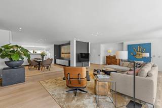 Uitzonderlijk woonvolume van 218 m² met 3 slaapkamers, 2 badkamers en 2 dressings.Adembenemend uitzicht over de oude Leiearm vanuit de zonrijke...