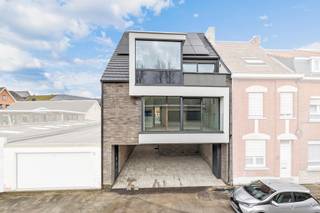 <p>Voor meer info of een bezoek, bel 053 59 49 34 - Op een <strong>toplocatie </strong>in Geraardsbergen bevinden zich deze 3 volledig afgewerkte<strong> nieuwbouwappartementen. Scholen, winkels, openbaar vervoer en het centrum van Geraardsbergen bevinden zich op wandelafstand. </strong>Het gelijkvloers appartement omvat een inkomhal, lichtrijke leefruimte met open (volledig geïnstalleerde) keuken, praktische bergruimte, apart toilet, badkamer (met inloopdouche) en een ruime slaapkamer. Tevens beschikt het appartement over een zeer ruim binnenterras waarbij er onmiddellijke connectie is met de leefruimte, waardoor we enorm <strong>lichtrijke eet- en leefruimtes</strong> creëren! Bouwplannen of verdere informatie kan verkregen worden op kantoor. <strong>De appartementen zijn volledig afgewerkt & instapklaar - Vloerverwarming - Zonnepanelen - Toplocatie! </strong><br /><br /><strong>*Prijs vermeld in de advertentie betreft prijs excl. BTW en kosten.</strong><br /><strong>Mogelijkheid tot aankoop aan 6% BTW!</strong></p>