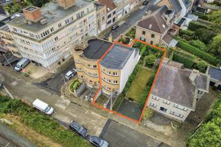 Deze charmante interbellumwoning uit 1938 combineert authentieke uitstraling, ruimte, renovatiepotentieel en een bijzonder centrale ligging. Gelegen in een rustige, groene omgeving in het hart van Aalst, geniet je hier van een aangename woonomgeving, terwijl het station, het stadscentrum en de E40 vlot bereikbaar zijn.
De woning staat op een ruim perceel van 4a 12ca en beschikt over verschillende karaktervolle elementen die typerend zijn voor de bouwperiode, waaronder hoge plafonds en sfeervol glas-in-lood. Deze geven het pand een warme en authentieke uitstraling.
De ruime leefruimte vormt het hart van de woning en sluit rechtstreeks aan op de keuken. Verder zijn er vier slaapkamers en één badkamer.
De woning is volledig onderkelderd. De kelder doet dienst als ruime garage en biedt daarnaast heel wat extra bergruimte.
De woning is nog te moderniseren en biedt volop mogelijkheden om ze naar eigen smaak en hedendaags comfort in te richten, met behoud van haar authentieke charme en karakter.
Een unieke kans voor wie houdt van karakter, ruimte en authenticiteit en tegelijk wil genieten van een rustige, groene ligging met alle voordelen van een centrale locatie in Aalst. Wenst u meer informatie of een bezoek? Stuur gerust een mail naar Louis@immoaccenta.be
