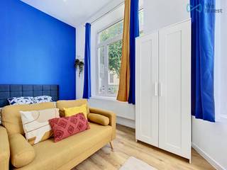 Tel : 0456 79 45 19 / E-mail : sophia.vanhove@weinvest.be<br />
<p>We Invest stelt u met plezier exclusief dit charmante gemeubelde studio voor, instapklaar en onmiddellijk beschikbaar, gelegen op het gelijkvloers van een gebouw.</p>
<p>Het bestaat uit een functionele en goed ingedeelde leefruimte met een lichte hoofdruimte die dienstdoet als woon- en slaapgedeelte, een volledig uitgeruste open keuken en een badkamer met douche en toilet. De studio is volledig gemeubeld en biedt optimaal comfort voor een snelle en zorgeloze intrek.</p>
<p>Ideaal gelegen in een levendige buurt, geniet het pand van een vlotte toegang tot het openbaar vervoer, waardoor het stadscentrum en de belangrijkste economische en institutionele hubs van Brussel snel bereikbaar zijn. In de onmiddellijke omgeving vindt u winkels, supermarkten, restaurants, scholen en dagelijkse voorzieningen, wat zorgt voor een comfortabel en goed verbonden stedelijk leven.</p>
<p>Huurprijs: €850/maand<br />Kosten: €250/maand (inclusief warm en koud water, elektriciteit, verwarming, wifi, evenals brandverzekering en toegang tot een wasruimte met wasmachine en droogkast)<br />EPB: G</p>
<p>Onmiddellijk beschikbaar voor een minimale huurperiode van 1 jaar.</p>
<p>Zeker een bezoek waard! Voor meer exclusieve panden, bezoek www.weinvest.be</p>