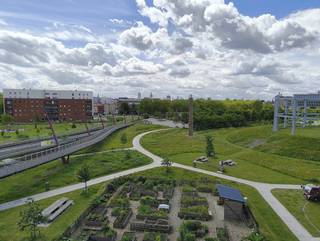 Bienvenue dans cet appartement contemporain situé dans un emplacement privilégié à Gand, sur la Gasmeterlaan. Cet appartement prêt à emménager est situé dans une résidence moderne et allie confort, luminosité et facilité d'accès.La maison dispose d'un espace de vie lumineux, d'une cuisine entièrement équipée, de 2 chambres, d'une élégante salle de bains et d'une terrasse. Le bâtiment est situé à proximité du centre, des transports en commun, des magasins et des restaurants.Disposition :hall d'entrée - cuisine ouverte - grand espace de vie - terrasse - chambre 1 - rangement - toilettes - salle de bain - chambre 2Les frais communs, sous forme de somme forfaitaire, s'élèvent à 75,00 EUR/mois et concernent les frais généraux et de syndic.Disponible immédiatement