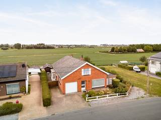 <strong>Neem rechtstreeks contact op met de eigenaar 0475/23.97.88 voor meer info en/of bezoek.</strong><br /><br />Deze goed onderhouden villa uit 1968 werd gebouwd met kwaliteitsvolle materialen en <u>onderging de laatste tien jaar al meerdere renovaties</u>.<br />Dankzij de royale bewoonbare oppervlakte en het perceel van <strong>circa 692 m²</strong> biedt deze woning alles wat je nodig hebt voor gezinsvriendelijk wonen in een groene en rustige omgeving.<br /><br />Bovendien geniet je hier van een prachtig open uitzicht én een vlotte verbinding naar belangrijke invalswegen.<br /><br />Bij het binnenkomen word je verwelkomd in een ruime inkomhal die toegang biedt tot de inpandige garage met sectionale poort.<br />De lichtrijke leefruimte, rechthoekig van vorm, creëert een aangename woonbeleving en grenst aan een gezellige veranda, waarvan het <strong>dak in 2020 vernieuwd</strong> werd.<br />De aangrenzende hoekkeuken met ontbijthoek is volledig ingericht en heeft directe toegang tot een ruime, droge kelder van 20 m² – ideaal voor extra opslag. Naast de keuken bevindt zich nog een praktische bergruimte met een ingebouwde maatkast. Verder vinden we op het gelijkvloers een badkamer met ligbad/douche en enkele wastafel, een apart toilet en drie volwaardige slaapkamers die allen een mooi zicht en voldoende ruimte bieden.<br /><br />De eerste verdieping verrast met een volledig <strong>geïsoleerde zolderruimte</strong> (voorzien van 15 cm glaswol), die momenteel deels dienst doet als extra bergruimte en tevens plaats biedt aan twee bijkomende slaapkamers.<br />Gezien de ruime oppervlakte is de indeling hier nog volledig naar wens aanpasbaar, waardoor je extra mogelijkheden hebt om deze verdieping optimaal te benutten.<br /><br /><u>Waarom kiezen voor deze woning?</u><br />Deze woning heeft alles in huis voor wie op zoek is naar ruimte en mogelijkheden. De 5 slaapkamers maken het ideaal voor een gezin of wie extra kamers nodig heeft voor hobby’s of een bureau.<br />De afgelopen jaren werden al tal van verbeteringen doorgevoerd, waaronder een <strong>vernieuwde verwarmingsketel (2021</strong>), nieuwe vloerbekleding (2014), <strong>vernieuwde dakgoten (2016)</strong> en dubbele beglazing met <u>elektrische rolluiken</u> voor extra comfort en energiezuinigheid.<br /><br />Het dak werd geïsoleerd met 15 cm glaswol en <strong>in 2018 werden de Velux-ramen vernieuwd.</strong><br />Bovendien beschikt de woning over een <strong>regenput van 4.000 liter</strong>, wat bijdraagt aan een duurzaam waterverbruik.<br /><br />KOOP DEZE EIGENDOM RECHTSTREEKS VAN DE EIGENAARS!<br /><br />0475/23.97.88<br /><br />DEZE VILLA WORDT VERKOCHT ZONDER VASTGOEDMAKELAAR!<br /><br />Ook beslist om uw eigendom te verkopen? Bespaar de makelaar dankzij onze reeds bewezen succesformule.