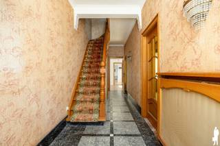 Op een goede ligging in Burcht bevindt zich deze ruime gezinswoning met bijzonder veel potentieel. Dankzij de royale leefruimtes, drie ruime slaapkamers, en een uitgestrekte tuin biedt deze woning tal van mogelijkheden om volledig naar eigen smaak te renoveren en in te richten. Een interessante opportuniteit voor wie op zoek is naar ruimte, een fijne tuin en de mogelijkheid om een echte thuis te creëren.<br /><br />Gelijkvloers<br />- Inkomhal<br />- Ruime leefruimte<br />- Keuken<br />- Badkamer<br /><br />Eerste verdieping<br />- Twee ruime slaapkamers<br /><br />Zolderverdieping<br />- Bereikbaar via een vaste trap<br />- Royale zolderruimte met veel mogelijkheden<br />- Potentieel voor de inrichting van een derde en vierde slaapkamer<br /><br />Tuin<br />Een absolute troef is de uitgestrekte, zonnige tuin. Het ruime terras vormt een aangename plek om buiten te genieten. <br /><br />Algemeen<br />- ,Op te frissen woning met veel renovatie- en inrichtingsmogelijkheden<br />- Centrale verwarming op gas<br />- EPC-label E: Renovatieverplichting van toepassing<br />- Goede ligging in Burcht (Zwijndrecht)<br />- Ruime, zonnige tuin en terras<br />- Mogelijkheid tot 4 slaapkamers<br /><br />Een woning met ruimte, potentieel en een mooie tuin, klaar om omgevormd te worden tot een eigentijdse gezinswoning helemaal naar eigen smaak. Graag een bezoek? Contacteer ons via waasland@deboerenpartners.be of 03.377.55.00