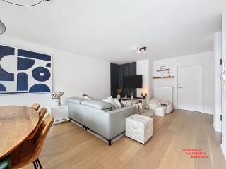 Dit ruim appartement (93 m²) met twee kelderbergingen (25 m²) is gelegen in een kleinschalige residentie te Assebroek, op een boogscheut van...