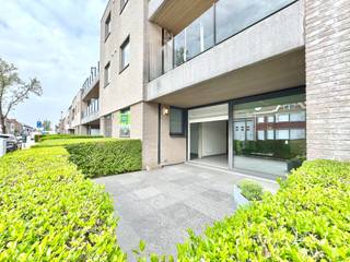 Jong, ruim gelijkvloers appartement in rustige residentie "Cateau II"; Indeling: inkomhal met 2 deuren in mooie glaspartij; Apart toilet met handwasser; Berging met diepvriezer; woonkamer met ruimte voor eetplaats en salon met zicht op voortuin, aangelegd in natuurstenen tegels en omgeven door een groene haag; Slaapkamer vooraan; Open keuken met alle comfort: vaatwas, elektrische kookplaat, ingebouwde afzuiging, oven, microgolfoven, koelkast,..; nachthal naar badkamer met inloopdouche en wastafel met meubel en spiegel; Ingebouwde kast met wasmachine; Tweede slaapkamer achteraan; Vanuit deze slaapkamer alsook de keuken kan men naar de aangelegde achtertuin met terras; Van hieruit is een directe doorgang naar een privatieve garage met geautomatiseerde sectionale poort, waarlangs men direct weg kan naar de straat; EPC 122 B; Overal hoogrendementbeglazing en cv op aardgas; Beschikbaar: onmiddellijk; Huurprijs en kosten gemene delen: 850 EUR + 60 EUR Per maand, exclusief Gas/Water/Elektriciteit en internet; Info en bezoek: info@elet.immo;