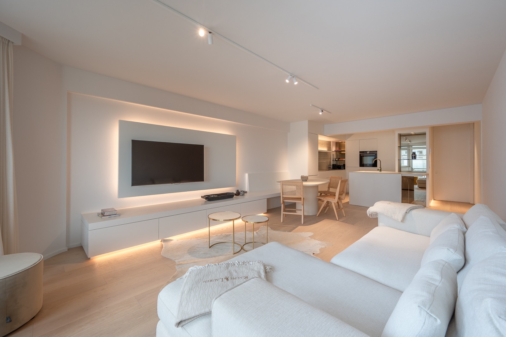 Sunny renovated apartment with sea view in Knokke-Duinbergen - photo 4