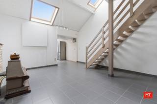 Bent u op zoek naar een ruime woning op wandelafstand van alle voorzieningen, met een uitstekende bereikbaarheid? Dit pand combineert een centrale ligging met een aangename rust en privacy, dankzij de uitbouw en de diepe tuin. Verder beschikt de woning over <strong>conforme elektriciteit, een gunstig EPC en slechts één asbestmateriaal (schouwbuis).</strong><br /><br /><strong>Indeling van het pand </strong>
<ul>
	<li>Gelijkvloerse verdieping: inkomhal (8 m²), ruime en lichtrijke woonkamer (28 m²) met voldoende plaats voor een bureau of speelhoek. Aansluitend bevindt zich de eetkamer (23 m²) met de keuken (21 m²), uitgerust met een koelkast met vriesvak, oven en gasfornuis. Verder is er op het gelijkvloers een badkamer (7 m²) met ligbad, douche, toilet en enkelvoudig wasmeubel. De badkamerspiegel is voorzien van infraroodverwarming, wat perfect samengaat met de aanwezige zonnepanelen.</li>
	<li>Eerste verdieping: nachthal (4 m²) en twee volwaardige slaapkamers (20 m² en 14 m²), beide voorzien van maatkasten.</li>
	<li>Tweede verdieping: twee extra slaapkamers (17 m² en 12 m²) die nog verder afgewerkt kunnen worden naar eigen smaak.</li>
	<li>Kelderverdieping: droge kelder (18 m²).</li>
</ul>
<br /><strong>Kenmerken</strong>

<ul>
	<li>Zonnige tuin met praktische buitenberging</li>
	<li>Verwarming op aardgas, aangevuld met infraroodverwarming in combinatie met 12 zonnepanelen</li>
	<li>Waterverzachter</li>
</ul>
<br />Benieuwd naar de indeling? Check zeker <strong>onderstaande video. </strong><br />Link: https://youtube.com/shorts/43Yfwdr-tW4?feature=share<br /><br />Meer informatie of een vrijblijvend bezoek? Contacteer Eden op 0470 43 78 21 of mail info@minthus.be