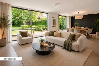 Deze woning combineert luxe, comfort en een overvloed aan natuurlijk licht, en vormt de ideale thuisbasis voor een gezin. Deze eigendom biedt u de nodige ruimte met zijn inkomhal, woonkamer en open keuken, ruime wasplaats, 2 bergruimtes, 5 slaapkamers, vernieuwde badkamer en tuin met tuinhuis.<br /><br />Gelijkvloers:<br />Via de inkomhal komt u binnen in een woning waar licht en ruimte centraal staan. De inkomhal beschikt over een apart gastentoilet en een ingemaakte vestiairekast, en geeft toegang tot de sfeervolle leefruimtes.<br /><br />Aansluitend bevindt zich de lichtrijke zithoek, waar grote raampartijen zorgen voor een aangename connectie met buiten. Deze ruimte is bovendien zeer sfeervol afgewerkt door de op maat gemaakte kast en gezellige gashaard.<br /><br />De open keuken is modern afgewerkt en uitgerust met alle nodige toestellen van het merk "Miele", waaronder combi stoomoven/oven, combi microgolfoven/oven, een inductiekookplaat, vaatwasmachine en koelkast. <br />Aansluitend bevindt er zich een ruime berging. Overigens vinden we op deze verdieping een tweede berging en wasplaats met douche terug.<br /><br />Eerste verdieping:<br />Op de verdieping vindt u 5 slaapkamers terug, allen met ingemaakte kasten en enkele met bureau op maat gemaakt.<br />De badkamer is vernieuwd en hedendaags/luxueus afgewerkt. Deze is voorzien van inloopdouche afgewerkt met microtopping, losstaand ligbad en lavabomeubel.<br /><br />Tuin:<br />Via de grote schuifraam in de leefruimte bereikt u het ruime terras en de tuin, waar u in alle rust kunt genieten van het groen. Verder op het perceel bevindt zich bovendien een praktisch tuinhuis.<br /><br />Bijzonderheden:<br />- Energiezuinige moderne villa met hoogwaardige afwerking<br />- Zonnepanelen, laadpaal en elektrische screens<br />- Regenwaterput 10.000l aangsloten op besproeiingssysteem en druppelslangen<br />- Gezinswoning met 5 slaapkamers met op maat gemaakte kasten<br />- Omheinde tuin