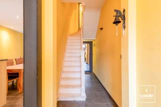 Op zoek naar een <strong>ruime woning</strong> met karakter en een uitstekende ligging? Dan is deze charmante woning in de Klinkkouterstraat 52 te Sint-Amandsberg zeker een bezoek waard.<br /><br />De woning geniet van een gunstige ligging in een <strong>rustige straat</strong>, op korte afstand van winkels, scholen, openbaar vervoer en belangrijke invalswegen. Bovendien bereik je het bruisende centrum van Gent in slechts enkele minuten fietsen, terwijl je toch geniet van de rust van een aangename woonomgeving.<br /><br />Bij het binnenkomen word je ontvangen in een brede hal met toegang tot een grote <strong>kelder</strong>. Via een schuifdeur kom je in de keuken met <strong>open leefruimte met woon- en eetgedeelte</strong>. Aansluitend vind je nog een toilet en een koer.<br /><br />Op de eerste verdieping vind je twee ruime slaapkamers en een badkamer met apart toilet. Op de tweede verdieping vind je nogmaals twee ruime slaapkamers en toegang tot de ruime nog af te werken <strong>zolder</strong>.<br /><br /><strong>Troeven: </strong>centrale ligging, <strong>vier slaapkamers, </strong>karakteristieke voorgevel,<strong> vernieuwde badkamer, </strong>geen renovatieplicht<br /><br />Wenst u deze woning te bezoeken? Contacteer Yasmin via een online aanvraag of via yasmin@convas.be (met vermelding van uw telefoonnummer)
