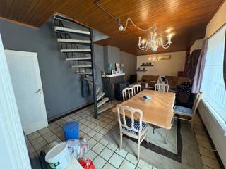 Te renoveren woning met o.a. 2 slaapkamers en aparte garage.<br /><br />Indeling GLV: leefruimte; keuken; apart toilet en badkamer<br />1V: 2 slaapkamers <br /><br />Algemeen: <br />- Uitbereidingsmogelijkheden<br />- EPC label F (renovatieverplichting)<br />- Elektriciteit niet conform<br />- Verwarming op gaskachels <br /><br />Alle attesten zijn beschikbaar onderaan op onze website.<br />Voor meer info of een bezoek: 0472 22 22 77 of thomas@solittvastgoed.be.