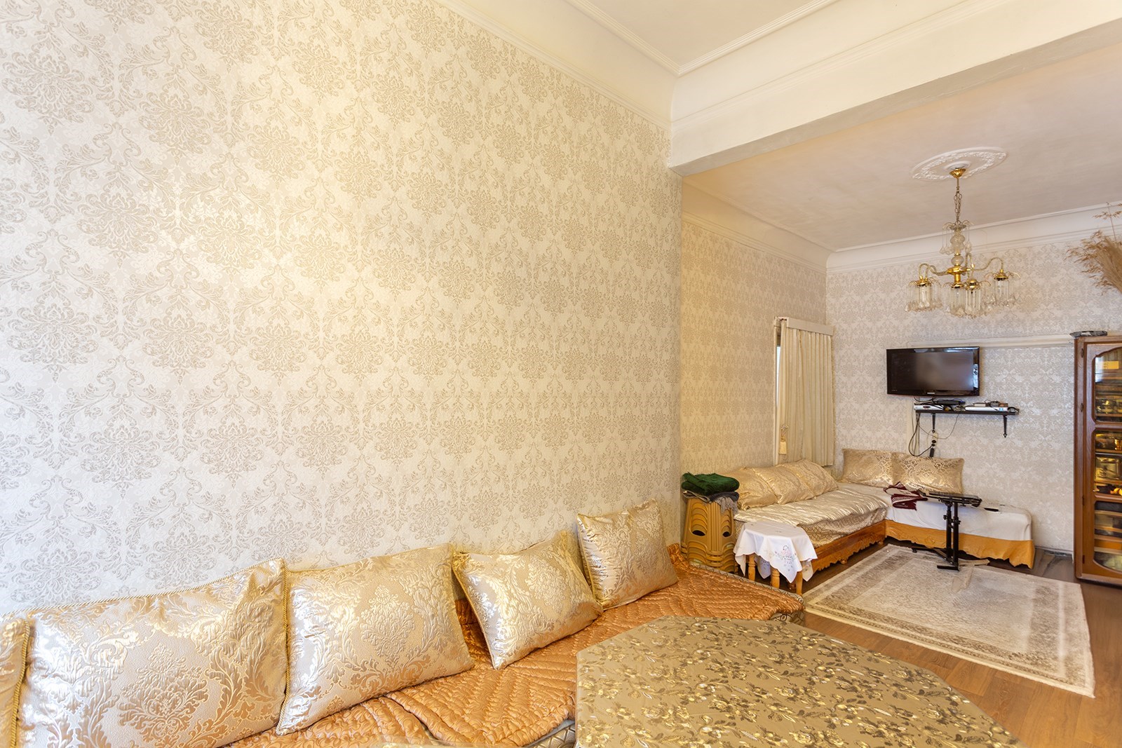 Op te frissen ruime woning met 7 slpk,3 badkamers,terras en garage - foto 5