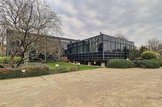 Deze instapklare kantoorruimte van 130m² is uitstekend gelegen vlakbij de op-en afritten Drongen E40 Gent-Oostende. De kantoorruimte heeft...