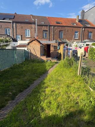 Nabij Leuven, in het gegeerde Kessel-Lo, op de Tiensesteenweg bieden wij u deze eengezinswoning aan. Het pand (deels bemeubeld) is bestaande uit...