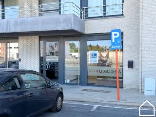 Dit handelspand is gelegen aan de Westkaai te Ieper en werd laatst uitgebaat als artisanele chocolaterie.<br />Het kan eenvoudig omgetoverd worden tot winkel of kantoor. Er is voldoende parkeergelegenheid voor het pand.<br /><br />Bekijk zeker ook de vastgoedvideo via deze link https://youtube.com/shorts/kiJCFQvwslY?feature=share om een beter beeld te krijgen van het pand!<br /><br />De wanden zijn uitbekleed met HACCP goedgekeurd panelen. Die kunnen uiteraard verwijderd worden.<br /><br />Bekijk zeker de vastgoedvideo via deze link https://youtube.com/shorts/5tX7f5YRkG0?feature=share om een beter beeld te krijgen van het pand!<br /><br />Momenteel is de indeling als volgt:<br /><br />- receptie<br />- atelier voorzien van drijfkracht en ventilatie<br />- apart toilet<br />- technische ruimte<br />- berging<br /><br />Achterliggend is er een optionele garage (30.000€) aan te kopen. De garage ligt precies achter de handelsruimte waardoor het mogelijk is om een doorgang te maken via de technische ruimte. De garage is niet apart te koop voor eigenaars van de bovengelegen appartementen!<br /><br />Verwarming/airco via lucht-lucht warmtepomp. Alarm aanwezig.