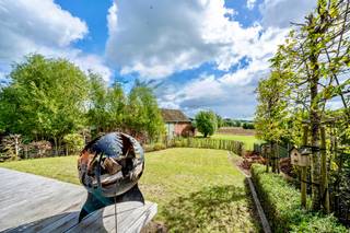 Grote degelijke villa met extra kantoor/prakijkvleugel, handige parking, en volledig onderkelderd. Mooi terras en aangename tuin met een prachtig zicht op groen. 
Dit op een TOPligging qua bereikbaarheid. 

Indeling woning: 
inkom en traphal, apart toilet, geïnstalleerde keuken met eiland (uitgevend op een gezellig terras), bijkeuken, leuke lichtrijke leefruimte (inbouwcassette), uitgevend op een 2de terras en tuin met prachtige zichten op groen. Op het verdiep bevinden zicht de overloop (kan tevens in een slaapkamer omgevormd worden), masterbedroom met ensuite badkamer, slaapkamer met dressing (kan ingericht worden in een douchekamer). 
Indeling kantoor: 
aparte inkom met wachtkamer, vestiaire en sanitaire voorzieningen (2 toiletten), leuke bureauruimte/praktijk, keuken met extra eetplaats, en op het verdiep: extra bureauruimtes, vergaderruimte, extra toilet en archief.
Indrukwekkende kelder: sportzaal, wijnbar, dubbele garage met laadpunt, extra berging. 

Deze eigendom is ideaal voor mensen op zoek naar een combinatie van wonen en werken. 

Bezoek na afspraak met IMMO BEGUIN: info@immobeguin.be
