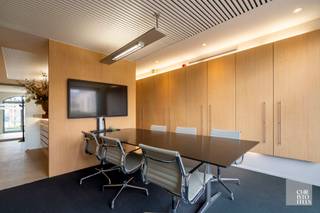 <span><strong>INDELING<br /><br /></strong></span>Dit kantoor bevindt zich volledig gelijkvloers en voorziet: een inkomhal, lobby/ontvangstruimte, vier burelen, berging met kluis, toiletten, kitchenette, technische berging en een vergaderruimte. <br /><br /><span><strong>AFWERKING</strong></span><br /><br />Hoogwaardige afwerking, bemeubeld, airconditioning en alarminstallatie voorhanden.