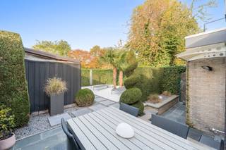 oop: instapklaar gesloten bebouwing in het centrum van Baasrode, op korte afstand van scholen, park en openbaar vervoer.<br /><br />Deze prachtig gerenoveerde woning combineert comfortabel wonen met de mogelijkheid tot handel op het gelijkvloers. De ruime handelsruimte biedt tal van mogelijkheden voor wie wonen en werken wil combineren. Met vier grote volwaardige slaapkamers is er plaats voor het hele gezin. Bovendien beschikt de woning over een inpandige garage, waardoor parkeren geen probleem is. De ligging in de woonkern van Baasrode zorgt voor een vlotte verbinding naar invalswegen en alle voorzieningen.<br /><br />Belangrijkste ruimtes:<br />• Handelsruimte (39 m²) met directe toegang vanaf de straat.<br />• Gezellige woonkamer (19 m²) met aangename lichtinval.<br />• Ruime keuken (25 m²) voorzien van inductiekookplaat, oven, vaatwasser, koelkast met vriesvak, diepvries en ontbijthoek.<br />• Vier slaapkamers (16 m², 18 m² en twee overige) met voldoende ruimte voor dubbel bed en kasten.<br />• Badkamer (11 m²) met inloopdouche, toilet en wastafel in meubel.<br />• Meerdere bergingen (1 m², 9 m², 20 m²) met aansluitingen voor wasmachine/droogkast en ingemaakte kasten.<br />• Inpandige garage.<br />• Tuin van 175 m², ideaal voor ontspanning.<br /><br />Troeven:<br />• Prachtige instapklare gerenoveerde woonst met handelsmogelijkheid.<br />• Vier grote volwaardige slaapkamers.<br />• Inpandige garage, geen parkeerstress.<br /><br />Neem vandaag nog contact op met je ERA-makelaar voor een bezoek.<br /><br />JOUW DROOMHUIS. ZO GEVONDEN!