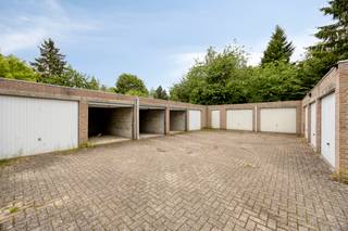 <p>Dit op te frissen appartement met garagebox bevindt zich in een kleinschalige residentie met slechts vijf entiteiten, op een bijzonder rustige locatie op wandelafstand van het centrum van Leuven. Door de volledig eigen ingang, de grote privétuin en de royale indeling geniet je hier van een uitzonderlijk gevoel van ruimte en zelfstandigheid.</p><p>Via de aparte voordeur betreed je rechtstreeks het appartement, zonder gebruik te moeten maken van een gemeenschappelijke inkomhal. De grote ruimtes en de overvloedige natuurlijke lichtinval zorgen meteen voor een open en aangename sfeer. De leefruimte biedt voldoende plaats voor een ruime zit- en eethoek en vormt een sterke basis voor een hedendaagse herinrichting.</p><p>Het appartement beschikt momenteel over twee slaapkamers, maar kan op een eenvoudige manier worden uitgebreid naar drie slaapkamers. De ruimte die kan worden opgesplitst, beschikt reeds over een aparte deur. Door enkel een eenvoudige scheidingswand te plaatsen, kan hier zonder ingrijpende verbouwing een volwaardige derde slaapkamer worden gecreëerd. De flexibele indeling maakt het appartement geschikt voor een koppel, een gezin of iemand die nood heeft aan een extra bureau- of logeerkamer.</p><p>De woning vraagt opfrissingswerken, maar biedt daardoor net de kans om de materialen, kleuren en indeling volledig af te stemmen op je eigen stijl en woonwensen. De ruime kamers en de grote hoeveelheid natuurlijk licht vormen daarbij een uitstekende basis.</p><p>De grote privétuin is zonder twijfel een van de belangrijkste troeven. Je beschikt hier over veel buitenruimte om te ontspannen, te tuinieren, kinderen te laten spelen of gezellige momenten met familie en vrienden door te brengen. In combinatie met de eigen voordeur krijgt het appartement bijna het gevoel en de privacy van een bungalowwoning.</p><p>Bij het appartement hoort bovendien een garagebox die inbegrepen is in de verkoop. Deze biedt een comfortabele parkeeroplossing en kan daarnaast worden gebruikt als extra bergruimte. Een belangrijke meerwaarde op deze centrale locatie in Leuven.</p><p>De ligging combineert rust, privacy en een vlotte bereikbaarheid. Het centrum van Leuven bevindt zich op wandelafstand, waardoor winkels, horeca, openbaar vervoer en andere dagelijkse voorzieningen gemakkelijk bereikbaar zijn. Je woont hier dicht bij de stad, maar geniet tegelijk van uitzonderlijk veel binnen- en buitenruimte.</p><p>Heb je interesse en wil je als eerste het potentieel van dit appartement met grote tuin en garagebox ontdekken? De verkoop start met een exclusieve Avant-Première op 5 augustus. Plan je bezoek via de paarse knop ‘Afspraak maken’ op onze website. De biedingstermijn loopt tot en met 10 augustus om 21.00 uur. Het reglement van de Avant-Première vind je onder downloads.</p>