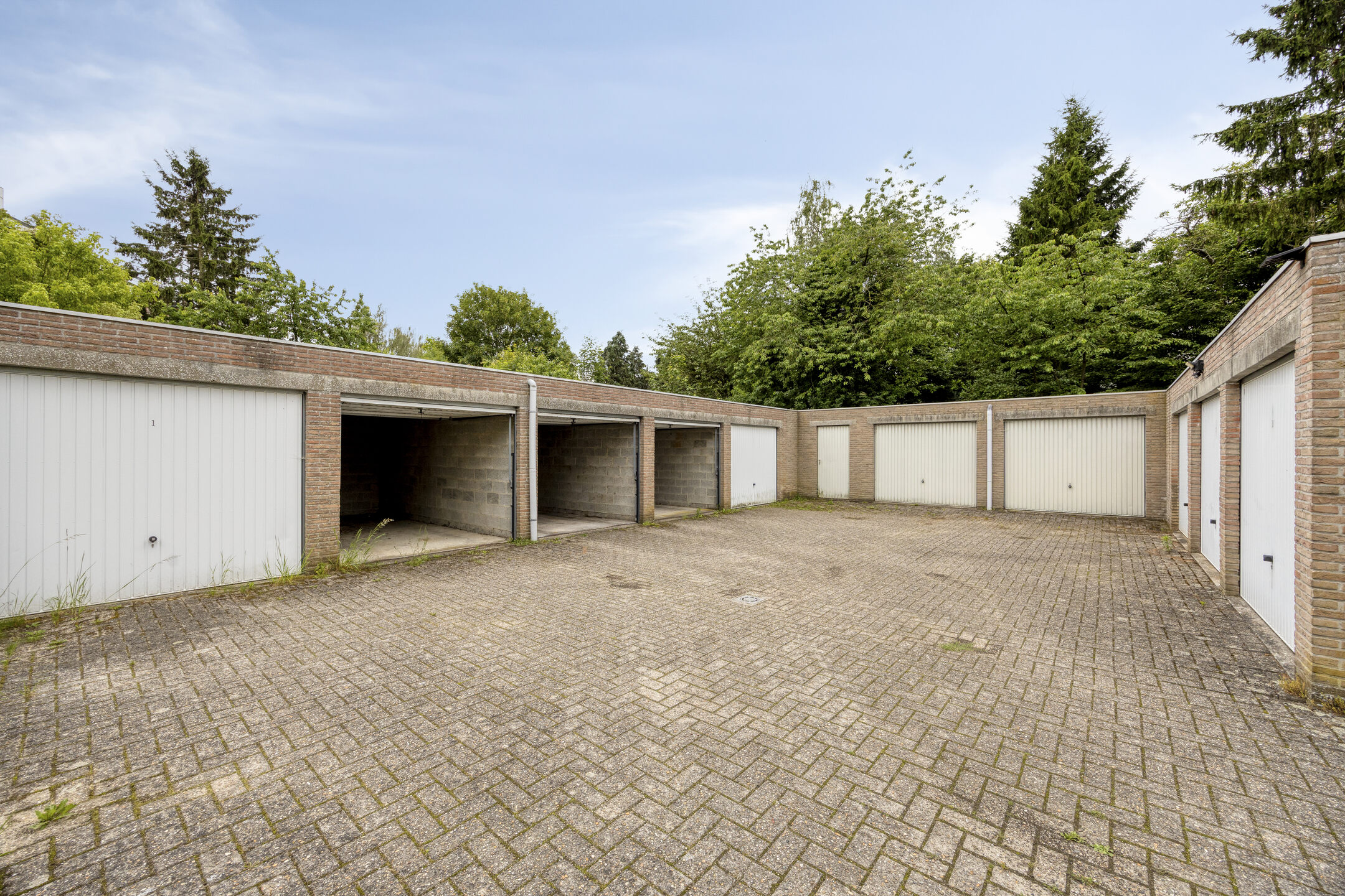 Op te frissen appartement met grote tuin en garagebox - foto 1