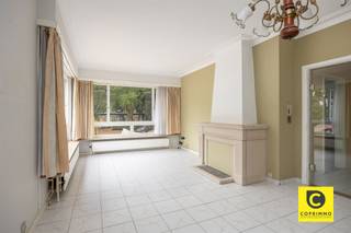 <p><span>Dit fijne gelijkvloerse appartement van 74m² is gelegen in Wilrijk en biedt een ideale combinatie van ruimte en functionaliteit. Gelegen in een groene en rustige woonbuurt met goede verbindingen naar omliggende invalswegen, openbaar vervoer en lokale winkels en andere voorzieningen.</span></p><p><span> </span></p><p><span>We komen het appartement binnen via een ruime inkomhal die alle kamers met elkaar verbindt. De ingebouwde vestiairekast biedt een praktische oplossing om jassen op te bergen. In de hal is tevens een apart toilet te vinden.</span></p><p><span> </span></p><p><span>De woonkamer geniet van een aangename lichtinval dankzij de grote raampartijen. De ruimte is voldoende groot voor een grote eettafel en een comfortabel salon. Een statige sierschouw vervolledigd het geheel. De overvloedige lichtinval maakt dit ruime vertrek een ideale plek om te ontspannen en te leven.</span></p><p><span> </span></p><p><span>De keuken is functioneel ingericht met een gasvuur, gootsteen en verschillende kasten. Kortom een praktische keuken voor dagelijks gebruik.</span></p><p><span> </span></p><p><span>Er is een volwaardige slaapkamer aanwezig die werd aangekleed met een nette laminaatvloer. De ruimte biedt voldoende plaats voor een dubbel bed en grote kast.</span></p><p><span> </span></p><p><span>De badkamer werd kortgeleden gerenoveerd en beschikt over een ruime inloopdouche, lavabo en handdoekradiator. Er werd gekozen voor een afwerking met verzorgde tegels die onderhoudsvriendelijk zijn en het geheel een moderne uitstraling geven.</span></p><p><span> </span></p><p><span>Het appartement beschikt tevens over een kelderbering en garage. Deze laatste is onder het gebouw, aan de zijkant terug te vinden.</span></p><p><span> </span></p><p><span>Troeven</span></p><p><span> </span></p><ul><li><span>Centrale ligging</span></li><li><span>Vernieuwde badkamer</span></li><li><span>Kleinschalig gebouw</span></li><li><span>Beperkte gemeenschappelijke kosten</span></li><li><span>Inclusief garage</span></li></ul><p><span> </span></p>