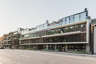 Recent duplex-appartement met 3 slaapkamers en 2 terrassen, met open zicht.  Er is mogelijkheid een ruime garagebox in hetzelfde gebouw te...