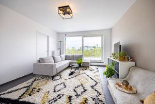 Bent u op zoek naar een dakappartement met 2 slaapkamers en ruime terrassen? Dan bent u hier aan het juiste adres! Dit gezellige appartement op de bovenverdieping werd opgeleverd in 2018 en ligt strategisch in het centrum van Wuustwezel. Winkels, scholen en ontspanning vindt u allemaal op loopafstand. <br />Indeling: de lichtrijke woonkamer met open keuken verbindt de 2 terrassen met elkaar. In de ochtend geniet u van de zon op het terras achteraan en 's avonds kleurt de avondzon het aperitief aan de voorzijde. De nachthal geeft toegang aan de bergruimte, het apart toilet, de badkamer met douche in ligbad en wastafel enkel in meubel en tenslotte de 2 slaapkamers. In de kelder is er nog een extra brede staanplaats, mee inbegrepen in de prijs. Momenteel is het appartement verhuurd.<br />Troeven:<br />- EPC A/EK conform<br />- Recent gebouw<br />- 2 grote terrassen voor wie volop van de zon wil genieten<br />- Staanplaats mee inbegrepen<br />- Extra brede staanplaats<br />- Bushalte vlakbij<br />Lijkt dit appartement iets voor u of heeft u nog specifieke vragen? Neem dan snel contact op via 03 360 85 30!