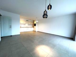 On the trendy station district in Aalter, we find this ready-to-move-in 2-bedroom apartment with a very spacious terrace. Ideal for private use or...