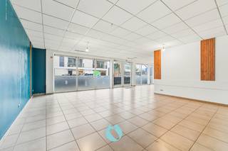 Dit gebouw bevindt zich in pal in het centrum van Sleidinge, een landelijke en groene deelgemeente van Evergem.Door zijn centrale ligging is het heel...