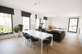 Op zoek naar een centraal gelegen appartement met 2 ruime slaapkamers en terras, in het hartje van Leuven? Dan is dit een absolute aanrader!<br /><br />Dit luxueus afgewerkte appartement bevindt zich in het centrum van Leuven, op een boogscheut van de Grote Markt. Het appartement is te bereiken via trap of lift en bevindt zich op de eerste verdieping. U komt binnen in een ruime inkomhal met plaats voor vestiaire. Daarnaast is er een lichtrijke leefruimte met een aansluitend groot, zuidwest georiënteerd terras. Verder is er een open en geïnstalleerde keuken (inclusief microgolfoven, vaatwasser, frigo, keramische plaat met 4 vuren, dampkap, 2 wastafels en inbouwkasten). Via de nachthal vinden we twee slaapkamers (respectievelijk m² en m²)  met inbouwkasten. De badkamer omvat een douche, bad en lavabomeubel. Ook is er een aparte berging voorzien met de nodige aansluitingen voor wasmachine en droogkast. Ondergronds is er een autostaanplaats inbegrepen en 2 fietsenplaatsen. De gordijnen en verlichting zijn overal aanwezig in het appartement. <br /><br />De uitstekende EPC-score (label B) zorgt voor een comfortabele en energiezuinige woonervaring. Een unieke kans om te wonen op een plek waar kwaliteit, comfort en uitzicht samenkomen.<br /><br />Het appartement is beschikbaar vanaf 1/04/2026 met een huurprijs van €1475 + €80 forfaitaire kost voor de gemeenschappelijke kosten waaronder alle verbruik en onderhoud van de gemeenschappelijke delen.  Alle nutsvoorzieningen zijn privatief.<br /><br />Is dit appartement een match? U kan dan een bezoek inplannen via "Bezoekmoment kiezen". Indien u de knop "Bezoekmoment kiezen" niet kan terugvinden, betekent dit dat er momenteel geen bezoekmoment meer wordt georganiseerd. Wij zijn ook bereikbaar via het nummer 016 23 90 81,  elke weekdag tussen 10u en 13u. <br /> 