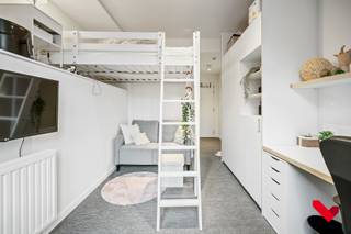 <p>Zoek je een comfortabele, recent gebouwde studentenkamer? Deze rustige residentie, op wandelafstand van het centrum, Vaartkom, station en verschillende faculteiten, biedt alles voor een zorgeloos studentenleven.<br /><br /></p>
<p>De kamer heeft een slim ingedeelde slaapvide, een knusse zithoek met uitzicht op het gedeelde terras en een volledig uitgeruste bureauruimte. Veel natuurlijk daglicht, een eigen badkamer met douche en toilet, en voldoende kastruimte maken het compleet.<br /><br /></p>
<p>Er is een gemeenschappelijke keuken en een gemeenschappelijke ontspanningsruimte aanwezig.<br /><br /></p>
<p>Fietsen kunnen veilig worden gestalt in de overdekte fietsenstalling.<br /><br /></p>
<p>Ideaal voor studenten of als investeringspand. Momenteel verhuurd voor het lopende academiejaar.<br /><br /></p>
<p>Contacteer ons voor meer info of een bezoek!</p>