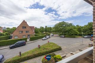 Découvrez ce spacieux appartement de 3 chambres situé au premier étage de la résidence Gull à Ostende. Ce bien constitue une excellente opportunité pour ceux qui recherchent un appartement offrant du potentiel et la possibilité d’être entièrement rénové selon leurs propres goûts. L’appartement se compose d’une distribution pratique avec un séjour lumineux, trois chambres et une agréable terrasse à l’arrière, où vous pourrez profiter du calme en toute tranquillité. En outre, le bien comprend une cave privative ainsi qu’un garage (inclus dans le prix), un atout majeur dans cet emplacement central. Ce projet de rénovation vous offre la possibilité de personnaliser entièrement un appartement dans un emplacement agréable à Ostende, à distance de marche des commerces, des transports en commun et de la plage. Intéressé par ce bien plein de potentiel ? Contactez-nous pour plus d’informations ou pour organiser une visite.