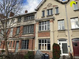 <p><span>Op de Liersesteenweg te Mortsel vinden we deze ruime en karaktervolle woning met een aantrekkelijke gevel en voortuin, gelegen in een toffe omgeving met uitstekende bereikbaarheid. Openbaar vervoer (tram, bus én trein) bevindt zich op wandelafstand en ook belangrijke invalswegen zijn vlot bereikbaar. Een ideale combinatie van centraal wonen en comfort.</span></p><p><span>Indeling:</span></p><p><span>We betreden de woning via de grote inkomhal, die toegang biedt tot de leefruimte. Op het gelijkvloers bevindt zich een ruime en lichtrijke living, die doorloopt naar het terras en de grote tuin perfect om te ontspannen of gezellig buiten te vertoeven.<br />Vanuit het terras of leefruimte is er eveneens toegang tot de volledig uitgeruste keuken, voorzien van alle nodige toestellen.</span></p><p><span>Op de eerste verdieping treffen we een apart toilet, een badkamer met douche, twee ruime slaapkamers en een extra kleinere kamer die ideaal kan dienen als bureau- of dressingruimte.</span></p><p><span>De tweede verdieping beschikt over een gelijkaardige indeling, met opnieuw twee grote slaapkamers en een badkamer met douche. Vanuit de kleinere slaapkamer is er toegang tot de zolder, die eveneens kan ingericht worden als extra slaapkamer of polyvalente ruimte.</span></p><p><span>Verder is de woning volledig onderkelderd, wat zorgt voor heel wat extra bergruimte.</span></p><p><span>Pluspunten:</span></p><ul><li><span>Aantrekkelijke gevel met voortuin</span></li><li><span>Grote tuin en terras</span></li><li><span>Zeer ruime woning met veel mogelijkheden</span></li><li><span>Uitstekende bereikbaarheid (tram, bus en trein)</span></li></ul><p><span>Praktische informatie:</span></p><ul><li><span>Onmiddellijk beschikbaar</span></li><li><span>EPC: 342 kWh/m²</span></li><li><span>Huurwaarborg: 3 maanden</span></li><li><span>Plaatsbeschrijving: € 350,-</span></li></ul><p><span> </span></p><p><span>Voor meer info of een bezoek ter plaatse, bel ons op 03-449 42 41 of mail ons via hallo@habicom.be.</span></p><p><span><br /></span><span>Benieuwd naar de waarde van jouw woning?  Check het gratis op <span>www.watismijnhuiswaard.be</span></span><span> </span></p><p><span> </span></p>