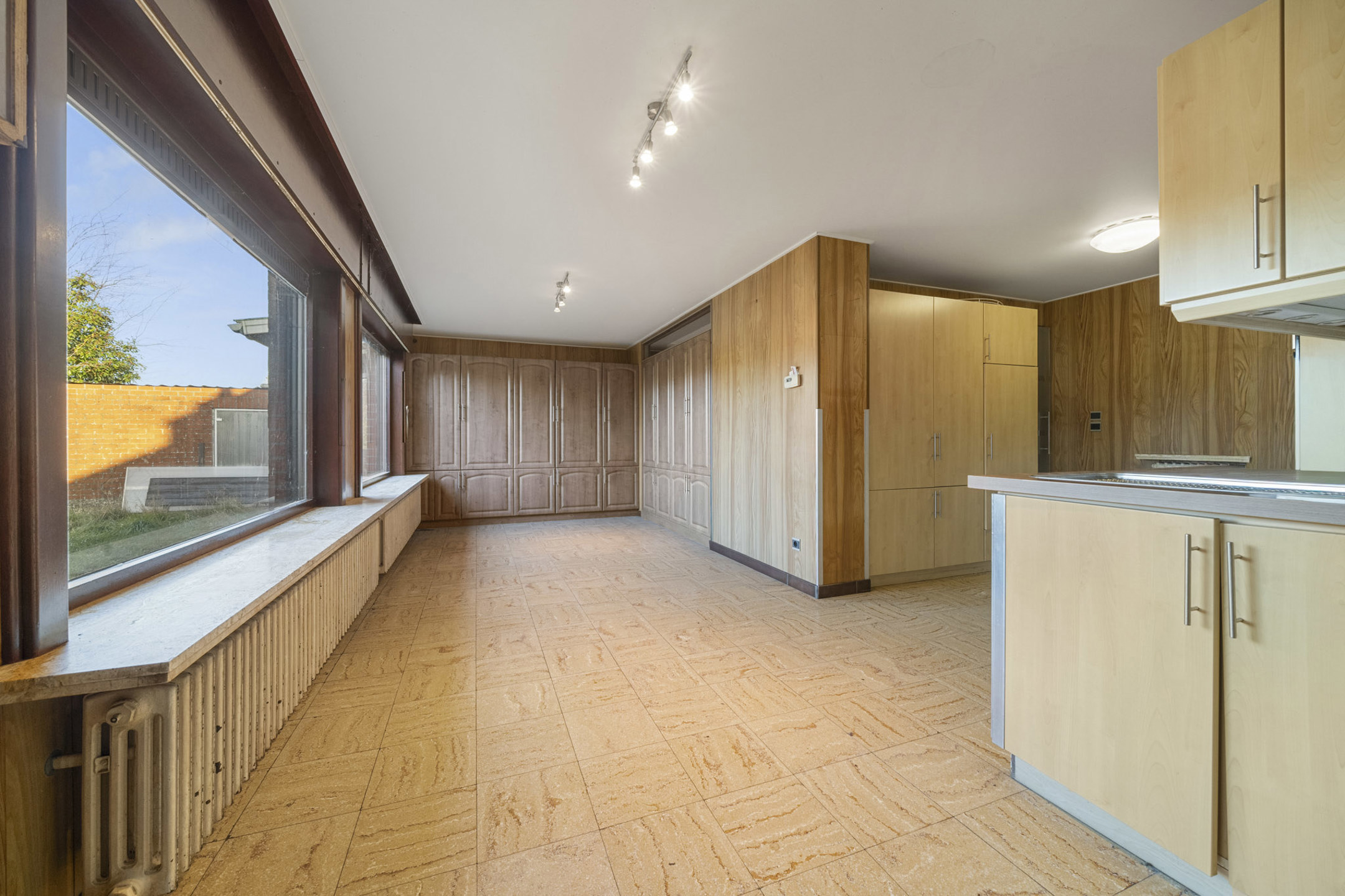 Degelijke goedgelegen gezinswoning met tuin en garages.  - foto 5