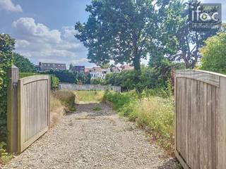 Exclusief gelegen, zuidgerichte bouwgrond voor een ééngezinswoning in open bebouwing, op een perceel van 23a 34ca. Deze uitzonderlijke locatie...