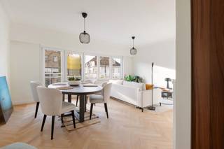 <p>Ontdek dit prachtige, volledig gerenoveerde appartement gelegen in een kleinschalig gebouw aan de rustige Perckhoevelaan in Wilrijk, op wandelafstand van het groene Park den Brandt. Dit appartement werd recent tot in de puntjes vernieuwd met kwalitatieve materialen en een hedendaagse afwerking:</p>
<ul>
<li>
<p>Stijlvolle visgraat parketvloer die warmte en karakter uitstraalt.</p>
</li>
<li>
<p>Keuken in marmerlook met moderne toestellen en strakke lijnen.</p>
</li>
<li>
<p>Nieuwe ramen, deuren, elektriciteit en sanitair, alles klaar voor zorgeloos wooncomfort.</p>
</li>
</ul>
<h3>Indeling</h3>
<ul>
<li>
<p>Lichtrijke leefruimte met grote raampartijen.</p>
</li>
<li>
<p>Moderne open keuken in marmerlook en warme houttint.</p>
</li>
<li>
<p>2 volwaardige slaapkamers.</p>
</li>
<li>
<p>Vernieuwde badkamer met eigentijdse afwerking.</p>
</li>
<li>
<p>Apart toilet.</p>
</li>
</ul>
<p>Dit appartement combineert modern comfort met sfeervolle elegantie in een groene, centrale omgeving. Garage optioneel aan te kopen voor 30.000 euro (enkel) of 45.000 euro (dubbel).<br /><br /></p>
<p></p>