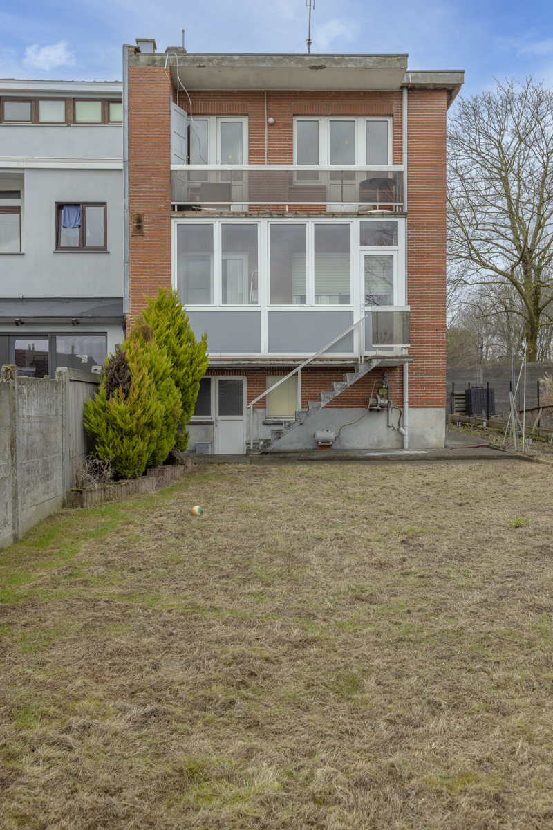 Opbrengstwoning met 2 appartementen en grond met 3 garages. - foto 5