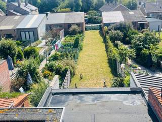 Assebroek, <u><strong>RUIME LICHTRIJKE INSTAPKLARE WONING met GROTE TUIN met  UITWEG en oprit ,</strong></u> <strong><u>mogelijkheid garage te bouwen van zeker 30m²,</u></strong><br /><u><strong>3 SLAAPKAMERS, Badkamer en douchekamer. </strong></u>Supergoede ligging,vlakbij scholen, winkels, bushalte<br />Omvat: inkomhal met nieuw toilet , <u>living van 40m²</u>, ingerichte nette keuken ( oven, gasfornuis ,vaatwas,veel kasten),<u> eetkeuken van 17m²</u> met zicht op zuidoost gerichte tuin met terras, ook op het gelijkvloers, badkamer met ligbad, plaats voor wasmachine en droogkast.<br />1 é Verd: douche kamer met toilet, 2 mooie slaapkamers, overloop naar dakverdieping, waar terug ruime overloop en grote slaapkamer.<br /><br />PVC-ramen met hoogrendementsglas, centrale verwarming op aardgas.<br />Tot in de puntjes verzorgd , JUIST VERHUIZEN !<br /><br /> 