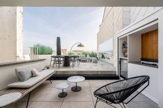 Superbe appartement mezzanine avec vue frontale sur mer et TERRASSE ENSOLEILLÉE EXCEPTIONNELLE, situé dans une résidence sur la digue, à hauteur de...