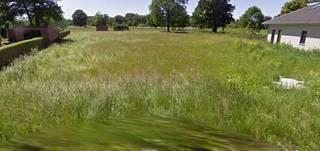 Groot perceel bouwgrond, zuid-westelijk georinenteerd. Oppervlakte 19 are. Straatbreedte 20 meter. Breedte achteraan 35 meter. Diepte 64 meter. Perceel sectie D nr D511m.