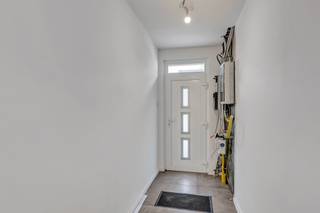 <p>Voor meer info of een bezoek, bel 054 69 39 31 - Op zoek naar een <strong>ruime woning waar u meteen kan intrekken?</strong> Deze instapklare gezinswoning in het rustige Iddergem biedt alles wat een gezin nodig heeft. De woning beschikt over<strong> een lichtrijke leefruimte</strong>, een praktische keuken, <strong>vier volwaardige slaapkamers</strong> en twee badkamers, wat zorgt voor optimaal comfort en voldoende ruimte voor het hele gezin. Dankzij de <strong>gunstige ligging</strong> bevinden scholen, winkels en openbaar vervoer zich in de nabije omgeving en zijn verbindingswegen vlot bereikbaar. <strong>Elektriciteit conform</strong> - <strong>Volledig gerenoveerd in 2024</strong> - Instapklaar - 4 slaapkamers - Cv op aardgas (Maatregelen opgenomen in het maatregelenregister: neen)</p>