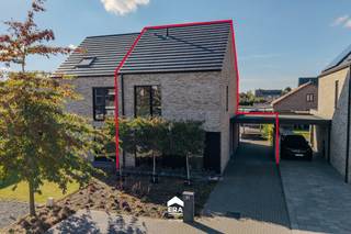 <p>Stijlvolle en energiezuinige woning te koop in Lommel!</p>

<p><strong>Lommel: Prachtige, recente en volledig instapklare woning (2022) met 3 slaapkamers, gelegen op een mooie locatie.</strong></p>

<p> </p>

<p>Deze ruime woning van 189m², gebouwd in 2022, beschikt over 3 slaapkamers en bevindt zich op een rustige locatie, vlak bij het bos en het kanaal, op amper 5 minuten van de Nederlandse grens. Ideaal voor wie houdt van een wandeling in de natuur of van sporten in de buitenlucht.</p>

<p> </p>

<p>De woning combineert hedendaags wooncomfort met energiezuinig wonen dankzij het EPC-label A, zonnepanelen en 2 airco-units.</p>

<p> </p>

<p>De smaakvolle afwerking, praktische indeling en moderne technieken creëren een comfortabele en aangename leefomgeving. Bovendien kan de zolder nog naar eigen smaak worden afgewerkt en biedt deze de mogelijkheid om een vierde slaapkamer te creëren.</p>

<p> </p>

<p>Troeven:</p>

<ul><li>Recente (2022) en ruime woning van 189m² met 3 slaapkamers en de mogelijkheid om een vierde slaapkamer te creëren.</li><li>Energiezuinig dankzij EPC-label A, zonnepanelen en 2 airco-units.</li><li>Zeer gunstige ligging nabij o.a.:
	<ul><li>Bos en het kanaal (Ideaal voor natuurliefhebbers en buitensporters)</li><li>Invalswegen richting omliggende steden/gemeenten</li><li>De Nederlandse grens (5 minuten) en o.a. Eindhoven (25 minuten)</li></ul>
	</li><li>Woonkamer met grote raampartijen en zicht op de tuin.</li><li>Smaakvol ingerichte keuken, voorzien van alle comfort en bijkeuken.</li><li>Badkamer met ligbad en douche.</li><li>Zolder die nog naar eigen smaak kan worden afgewerkt (extra slaapkamer, hobbyruimte, ..)</li><li>Onderhoudsvriendelijke tuin met tuinhuis.</li><li>Carport</li><li>Conforme elektrische installatie</li></ul>

<p>Indeling: plannen bijlagen.</p>
