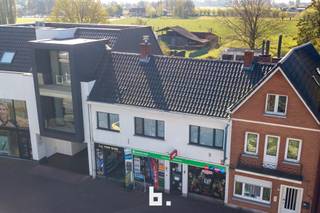 Deze eigendom is uiterst geschikt naar investering toe of het uitbaten van handel. De mogelijkheden zijn hier zeer uitgebreid. Vooraan het pand is...