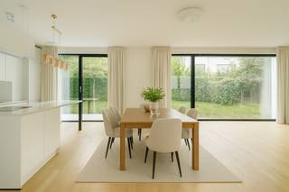 Located in the immediate vicinity of the Lycée Français and the Prince d'Orange district, this new single-family home with a gross floor area (EPC)...