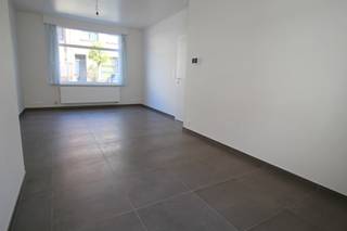 Dit pand is gelegen op wandelafstand van het centrum van Brugge en biedt een vlotte verbinding via de snelwegen én het station van Brugge.De woning...
